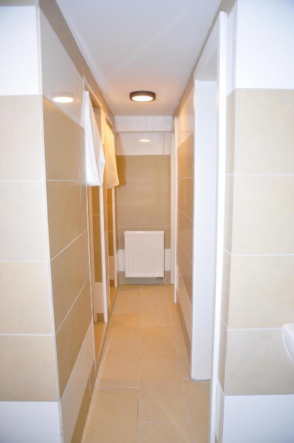 Weisenau Plaza Hostel ไมนซ์ ภายนอก รูปภาพ