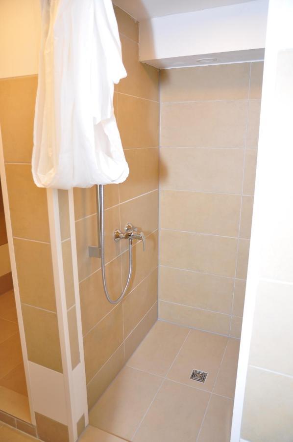 Weisenau Plaza Hostel ไมนซ์ ภายนอก รูปภาพ