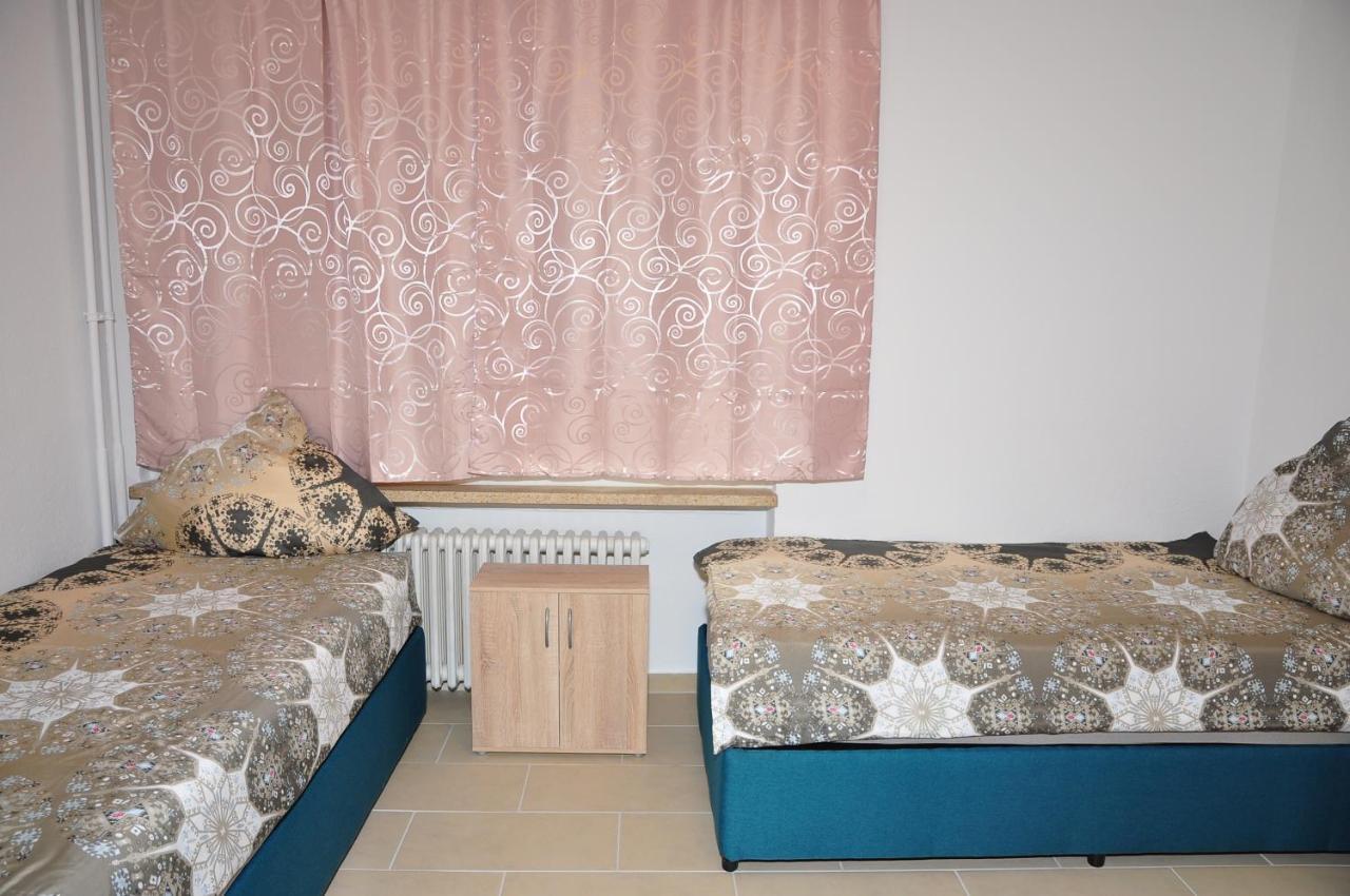 Weisenau Plaza Hostel ไมนซ์ ภายนอก รูปภาพ