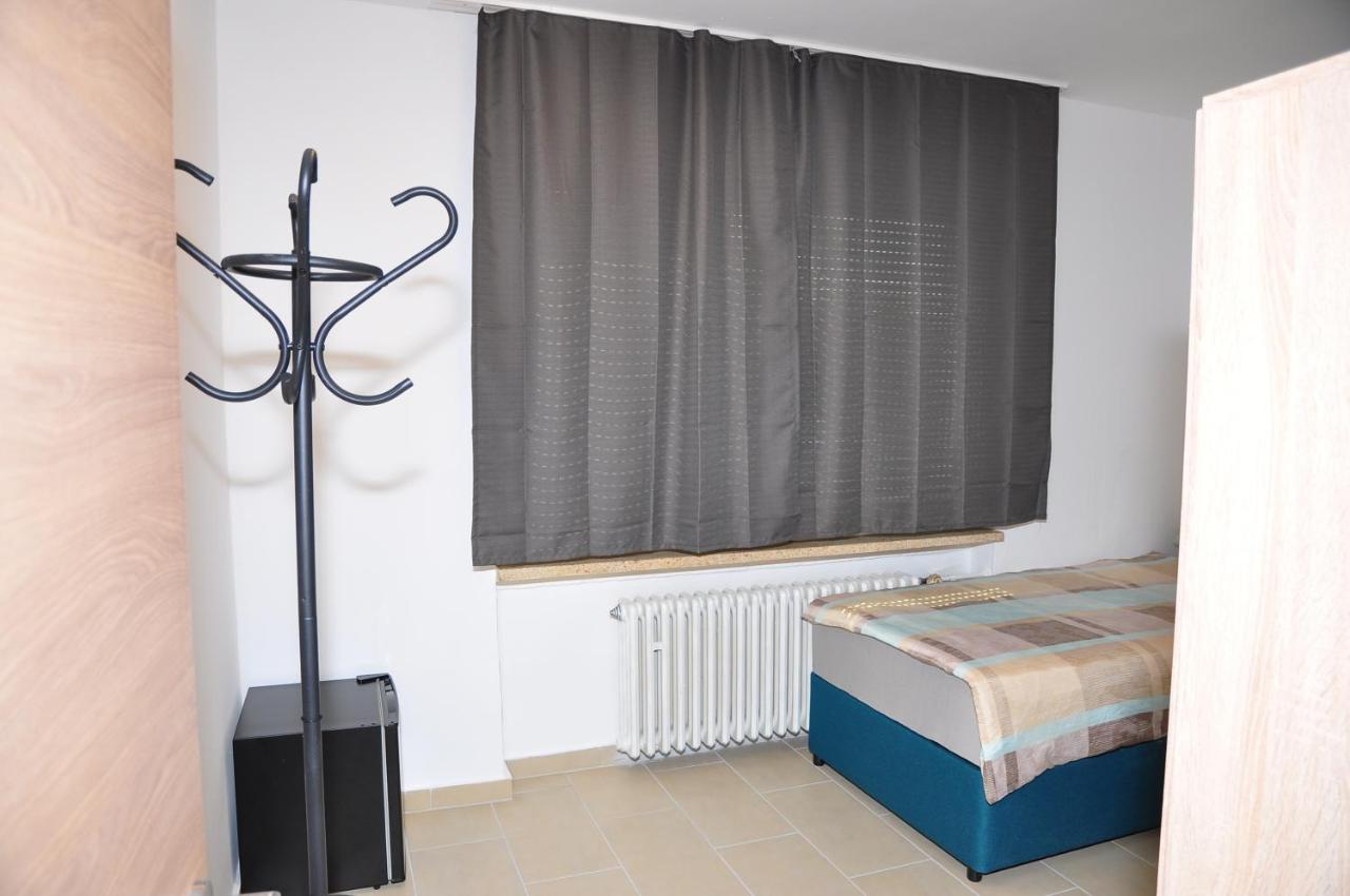 Weisenau Plaza Hostel ไมนซ์ ภายนอก รูปภาพ