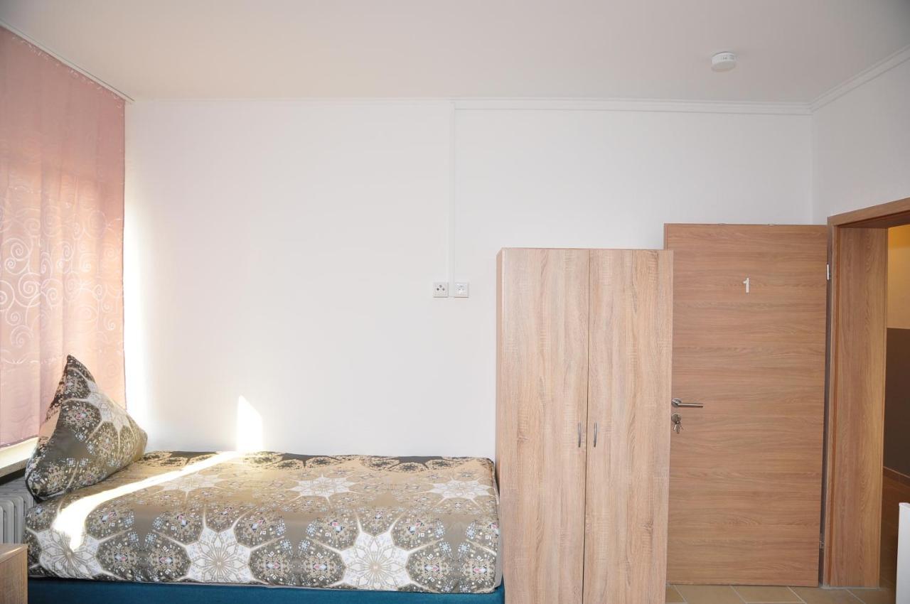 Weisenau Plaza Hostel ไมนซ์ ภายนอก รูปภาพ