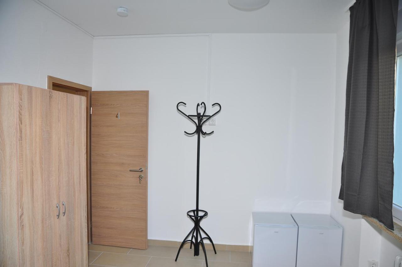 Weisenau Plaza Hostel ไมนซ์ ภายนอก รูปภาพ