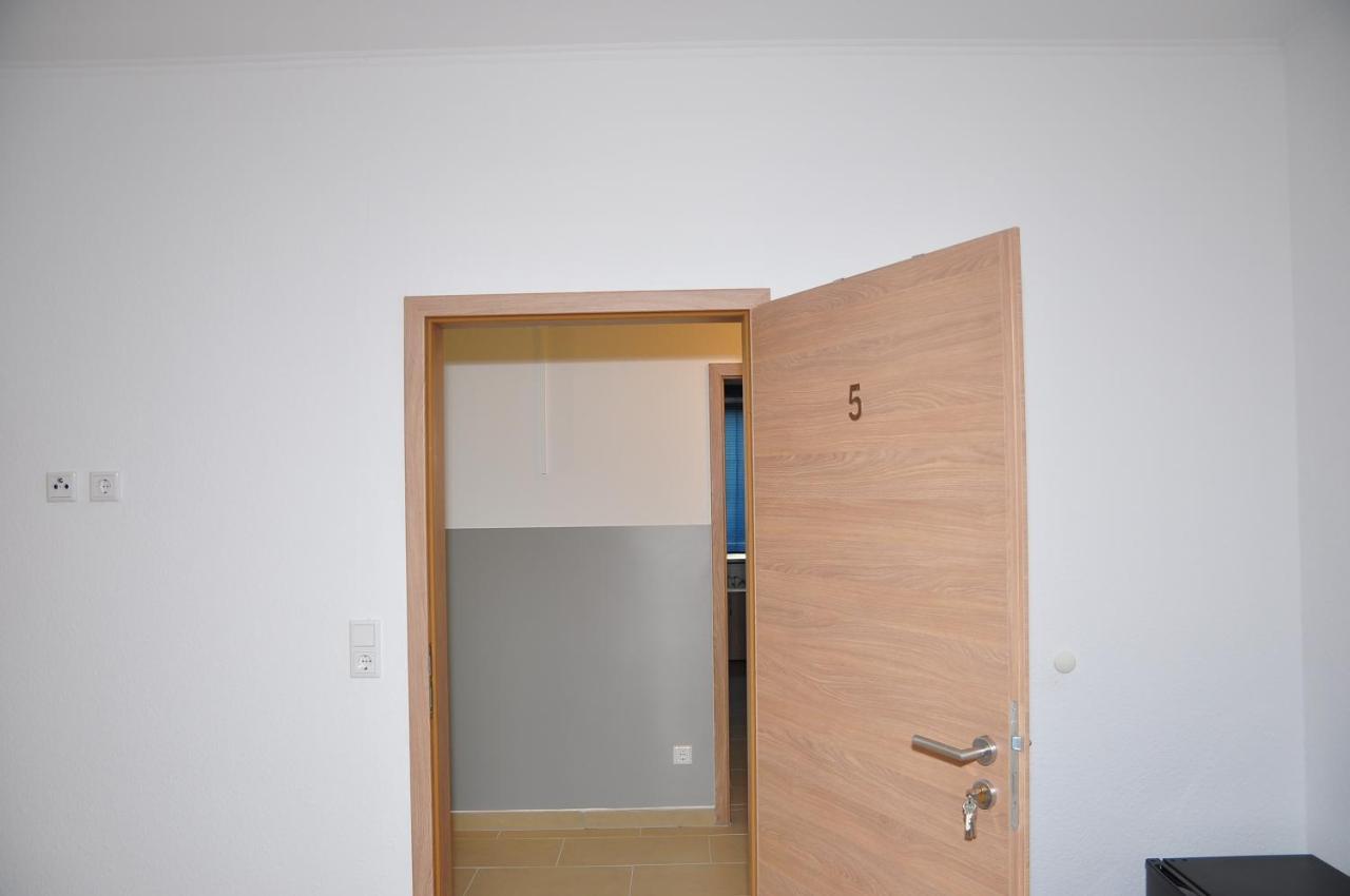 Weisenau Plaza Hostel ไมนซ์ ภายนอก รูปภาพ