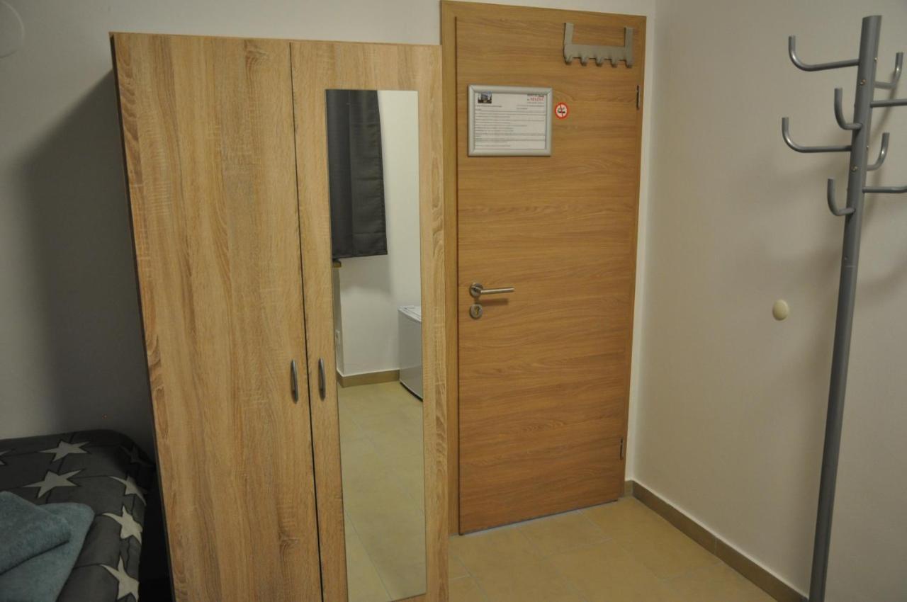 Weisenau Plaza Hostel ไมนซ์ ภายนอก รูปภาพ